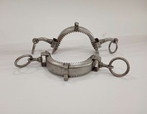 Serreta de muserola con pilares sobre pasadores de acero inoxidable.